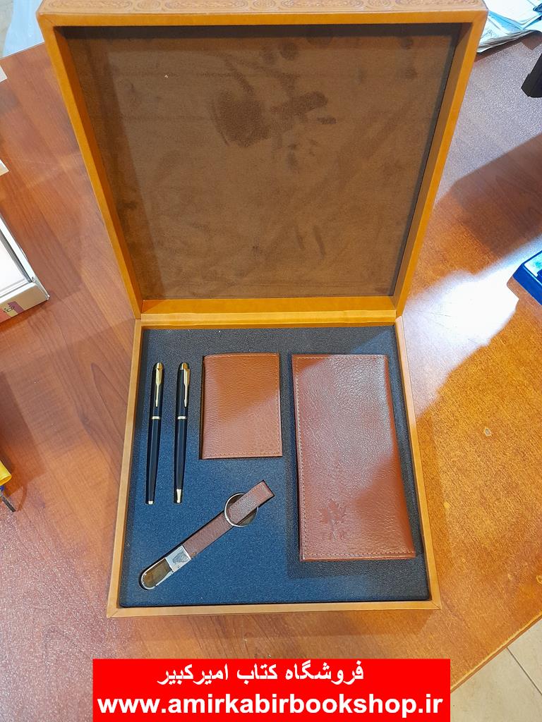 ست کيف جاکارتي و جاسوييچي چرم و خودکار روان